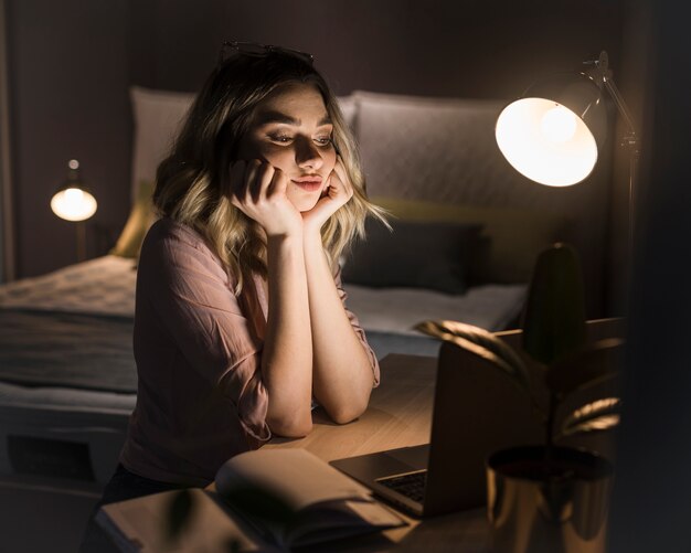 Vooraanzicht van vrouw die laptop bekijkt