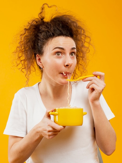 Vooraanzicht van vrouw die noedels eet