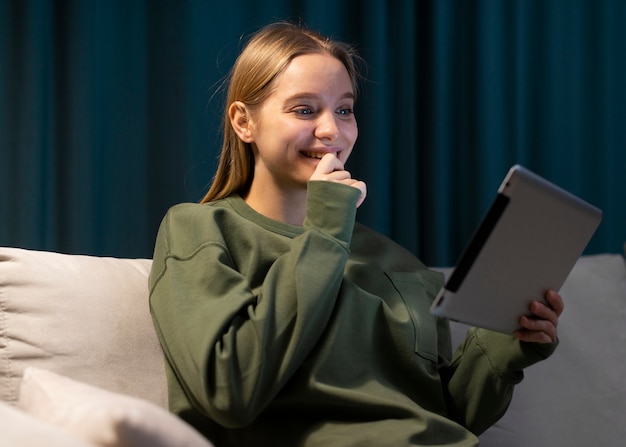 Vooraanzicht van vrouw die tablet bekijkt