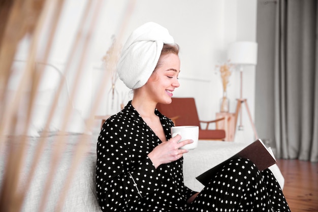 Vooraanzicht van vrouw die van koffie geniet