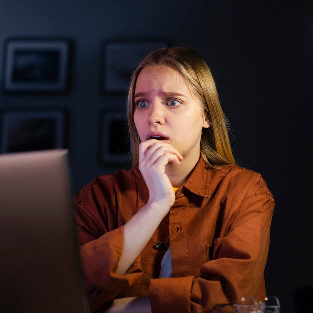 Vooraanzicht van vrouw die zorg kijken