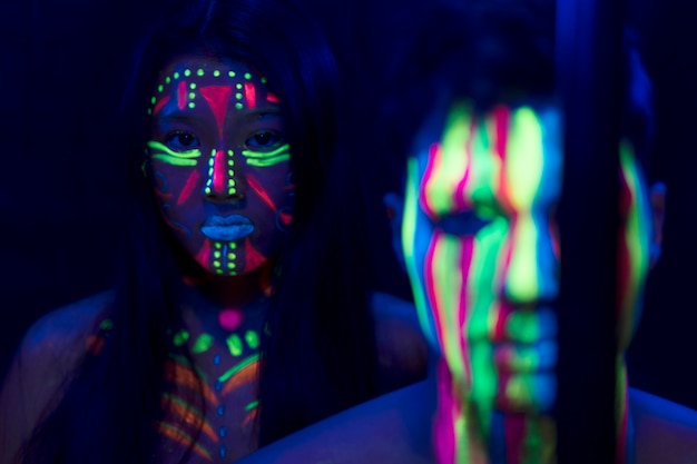 Vooraanzicht van vrouw en man met fluorescerende make-up