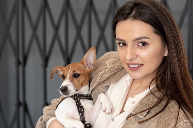 Vooraanzicht van vrouw het stellen met haar hond