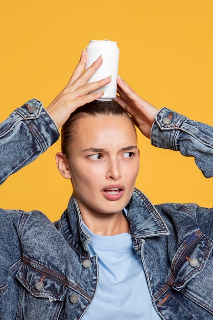 Vooraanzicht van vrouw met frisdrankblikje