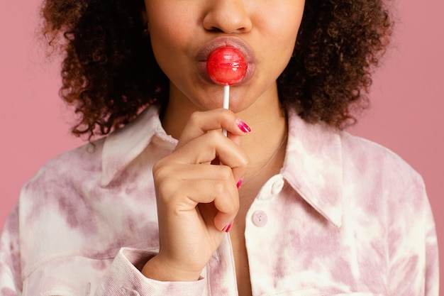 Vooraanzicht van vrouw met lolly