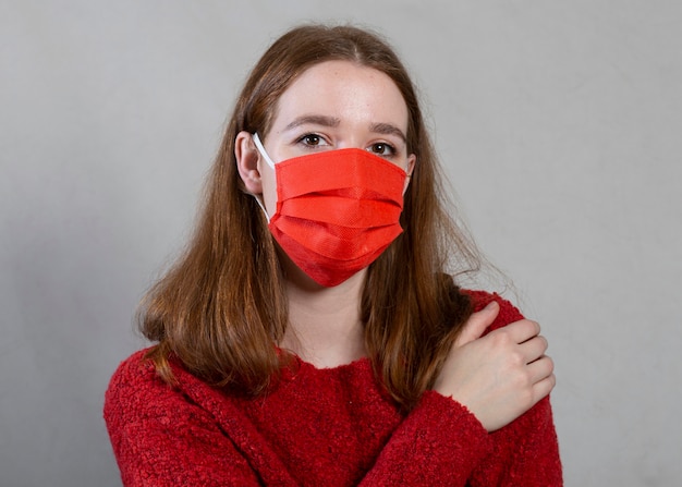 Gratis foto vooraanzicht van vrouw met medisch masker op gezicht