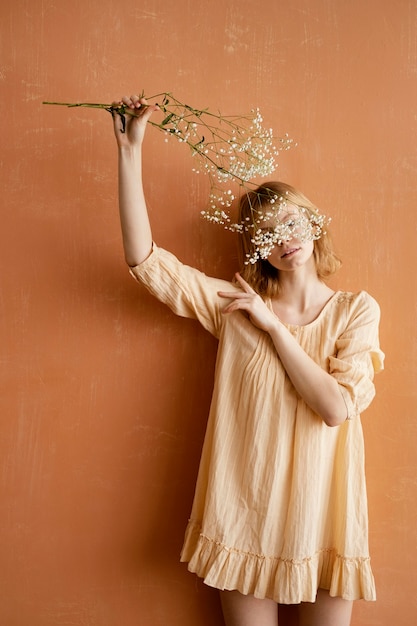 Vooraanzicht van vrouw met prachtige Lentebloemen