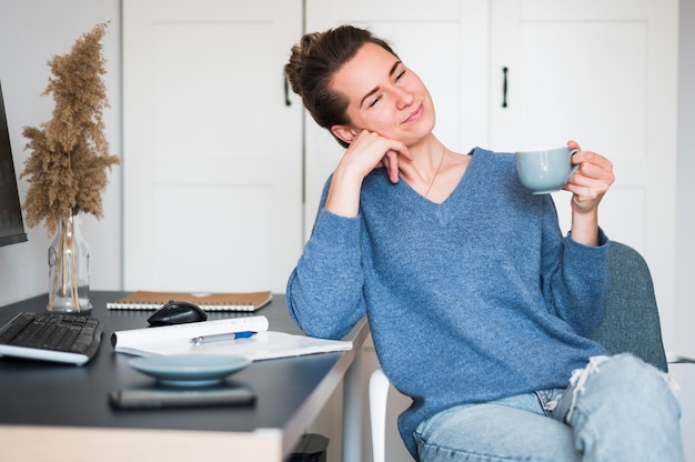 Gratis foto vooraanzicht van vrouw ontspannen aan balie