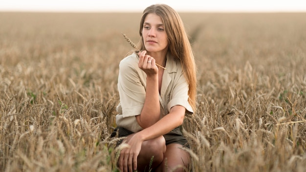 Vooraanzicht van vrouw ontspannen in de natuur