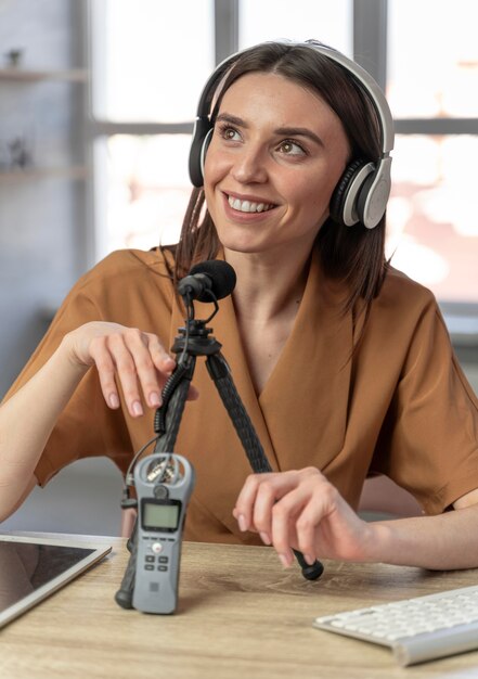 Vooraanzicht van vrouw podcasting met microfoon