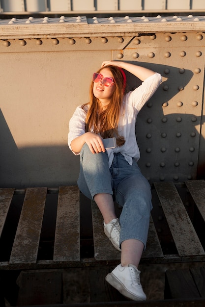 Gratis foto vooraanzicht van vrouw poseren in de zon