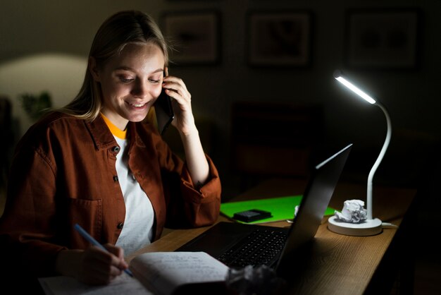 Vooraanzicht van vrouw praten aan de telefoon