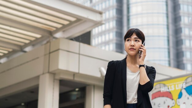 Vooraanzicht van vrouw praten over de telefoon