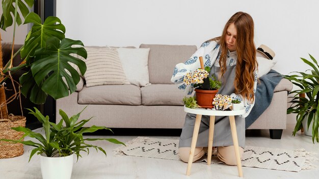 Vooraanzicht van vrouw thuis aanplant