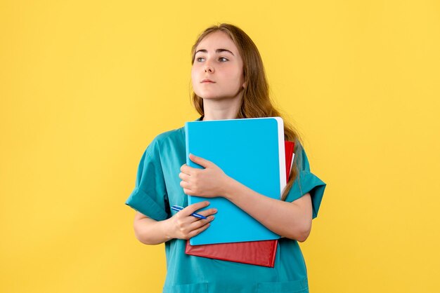 Vooraanzicht van vrouwelijke arts met medische notities