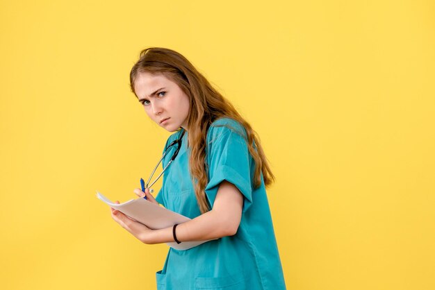 Vooraanzicht van vrouwelijke arts met papieren