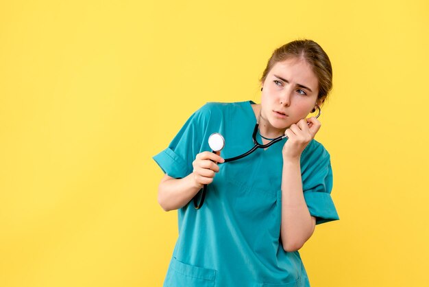 Vooraanzicht van vrouwelijke arts met stethoscoop