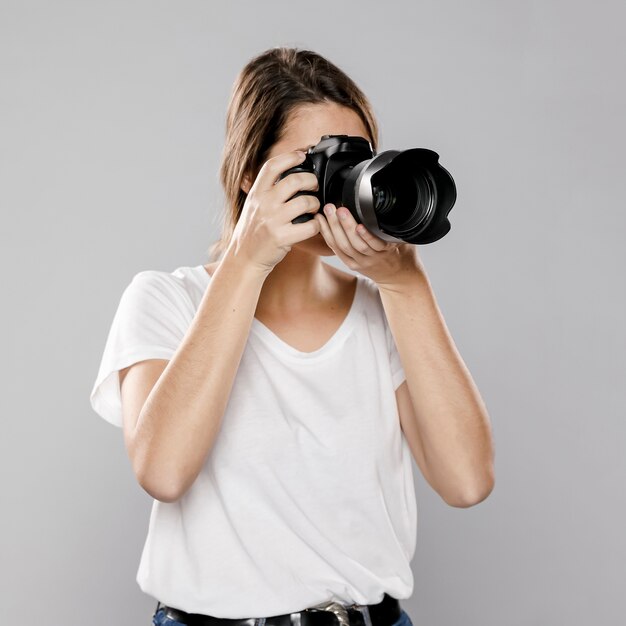 Vooraanzicht van vrouwelijke fotograaf