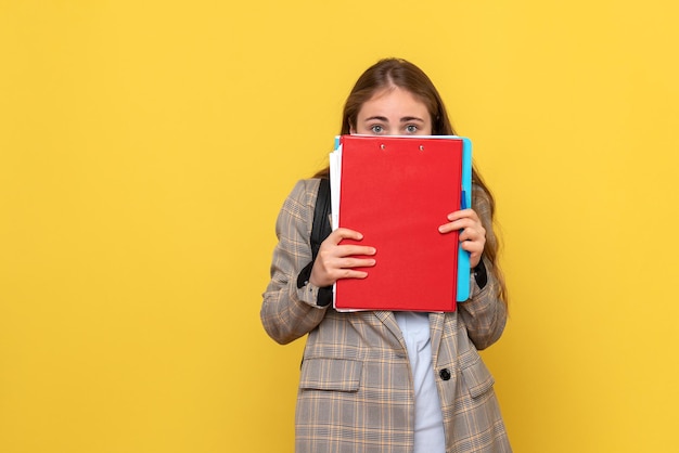 Vooraanzicht van vrouwelijke student bang