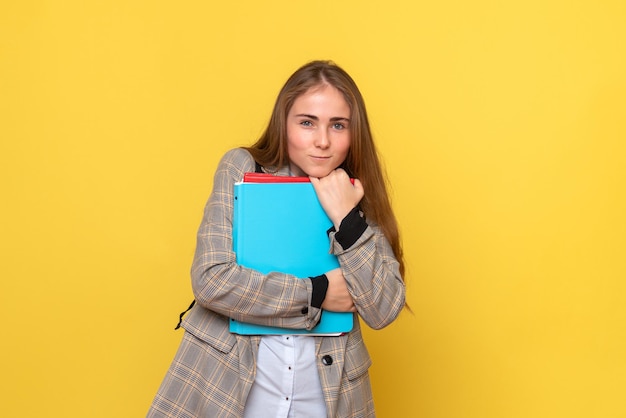 Vooraanzicht van vrouwelijke student met bestanden