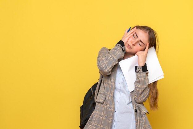 Vooraanzicht van vrouwelijke student met papieren