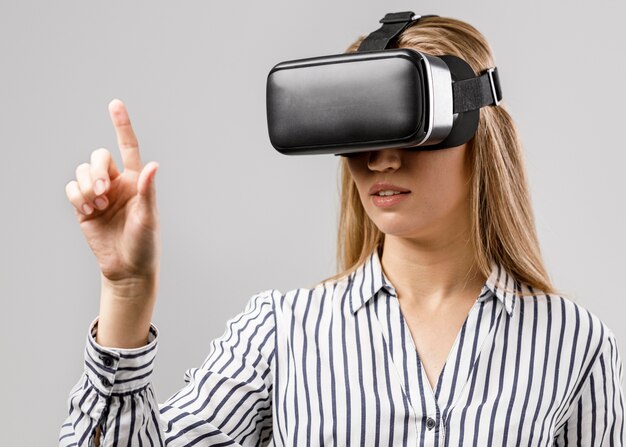 Vooraanzicht van vrouwelijke wetenschapper met virtual reality headset