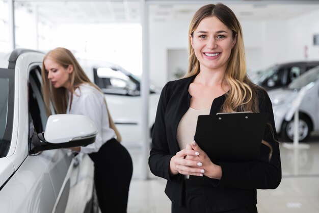 Vooraanzicht van vrouwen bij dealer