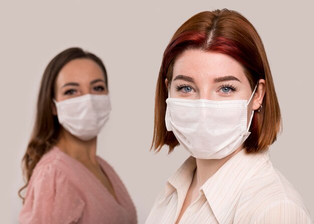 Vooraanzicht van vrouwen met gezichtsmasker