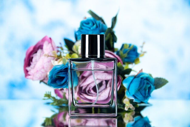 Vooraanzicht van vrouwen parfum gekleurde bloemen op lichtblauw