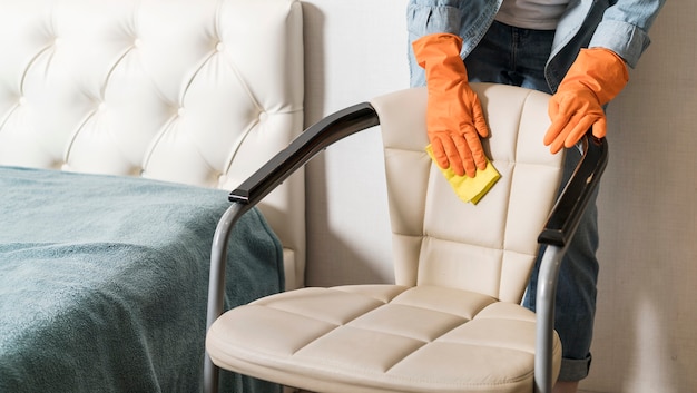 Gratis foto vooraanzicht van vrouwen schoonmakende stoel