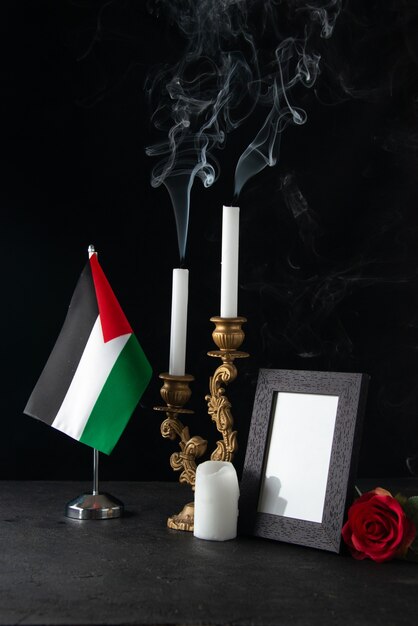 Vooraanzicht van vuurloze kaarsen met fotolijst op zwart