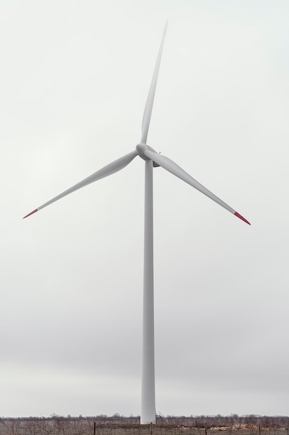 Vooraanzicht van windturbine in het veld