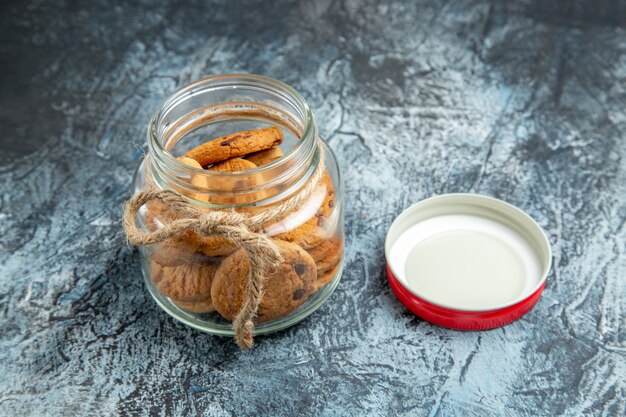 Vooraanzicht van zoete koekjes binnen kan op donkere ondergrond