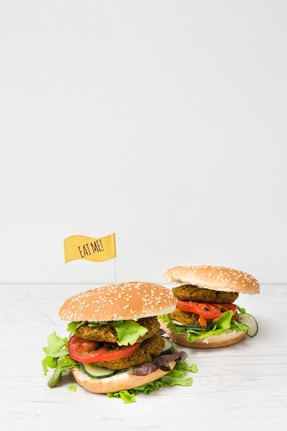 Vooraanzicht vegan hamburgers met kopie ruimte