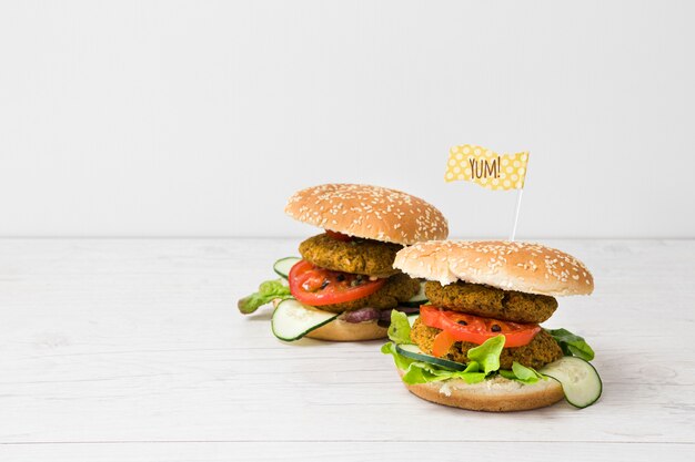 Vooraanzicht veggie hamburgers met kopie ruimte