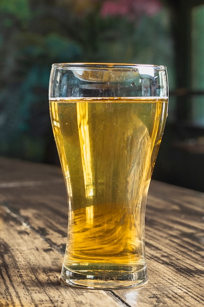 Vooraanzicht verfrissend glas met bier