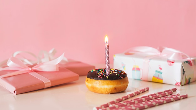 Vooraanzicht verjaardag donut met verlichte kaars