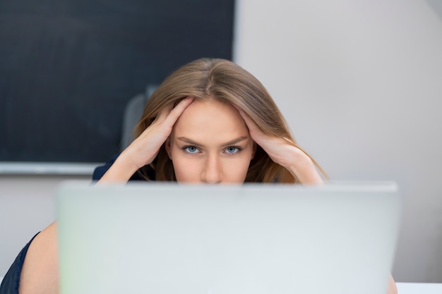 Gratis foto vooraanzicht vermoeide vrouw op het werk