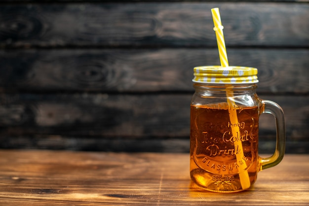 Vooraanzicht vers appelsap in blik met rietje op donkere cocktail fruitdrank foto kleur vrije ruimte