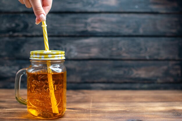 Vooraanzicht vers appelsap in blik met rietje op donkere fruitdrank foto cocktailbar kleur vrije ruimte