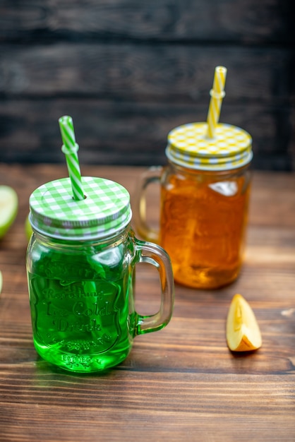 Vooraanzicht vers appelsap in blikjes op donker fruit drinken foto cocktailbar kleur