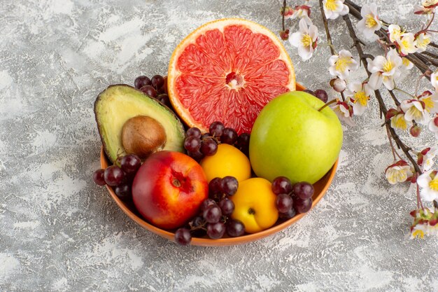 Vooraanzicht vers fruit in plaat op wit oppervlak