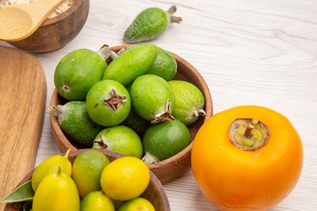 Gratis foto vooraanzicht vers fruit samenstelling op witte achtergrond bes citrus gezondheid boom kleur foto rijp fruit smakelijk