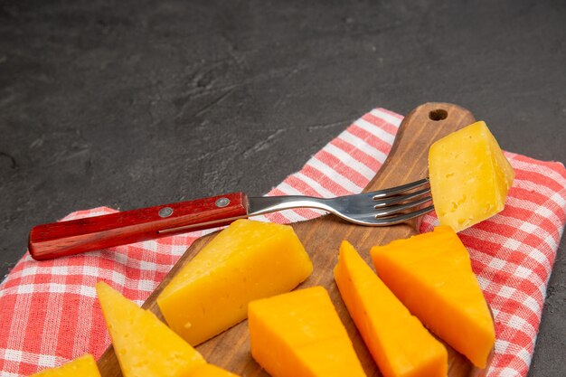 Vooraanzicht vers gesneden kaas op donkergrijze foto ontbijt cips kleur eten