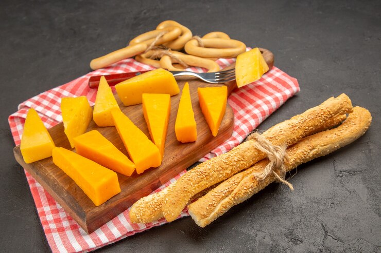 Vooraanzicht vers gesneden kaas op donkergrijze kleur maaltijd foto ontbijt cips eten