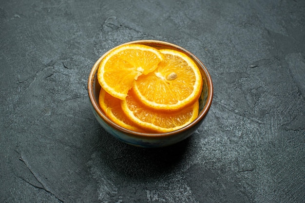 Vooraanzicht vers gesneden sinaasappelen in plaat op donkere oppervlakte citrus exotisch tropisch vruchtensap