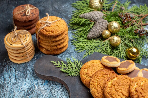 Vooraanzicht verschillende heerlijke koekjes op licht-donker oppervlak