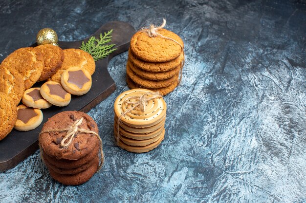 Vooraanzicht verschillende smakelijke koekjes op licht-donker oppervlak