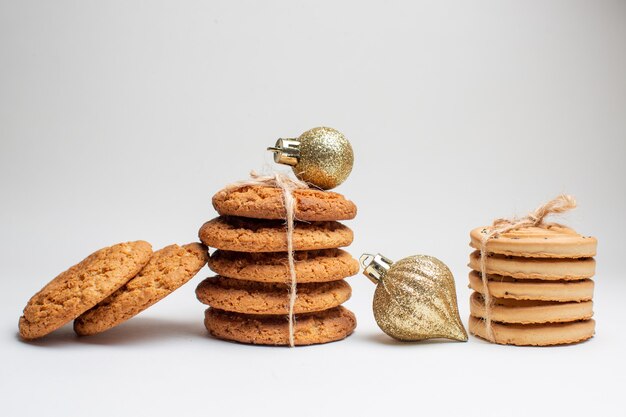 Vooraanzicht verschillende smakelijke koekjes op witte achtergrond