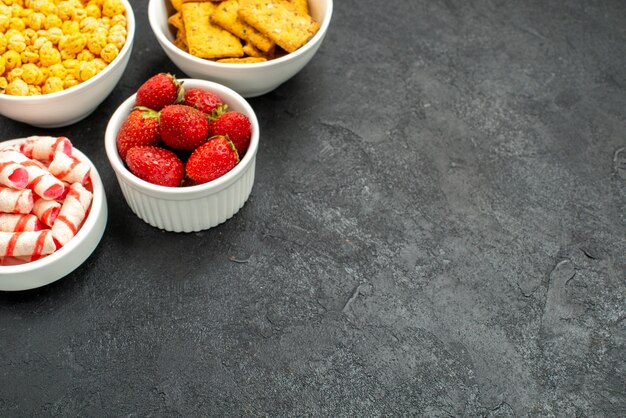 Vooraanzicht verse aardbeien met verschillende snacks